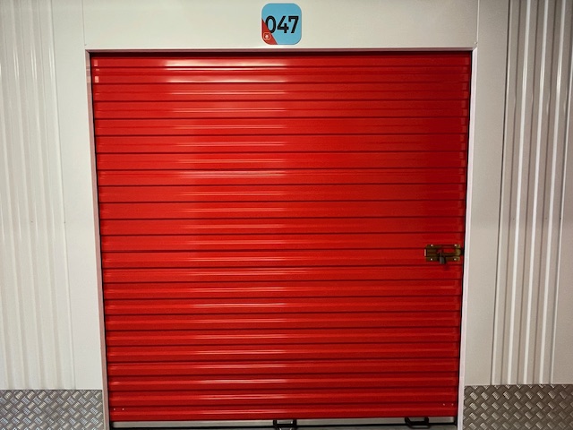 Photo de l'intérieur d'un box sécurisé et ventilé de 50m3 à La Jarne proche de La Rochelle idéal pour particuliers et étudiants.