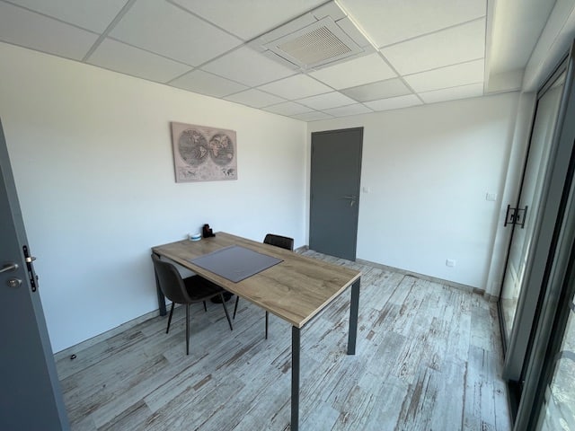 Photo d'un bureau qui peut faire office de salle de réunion proposé par Lockn'box La Rochelle