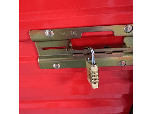 Photo d'un Cadenas sur le verrou d'un box de Lockn'box La Rochelle.