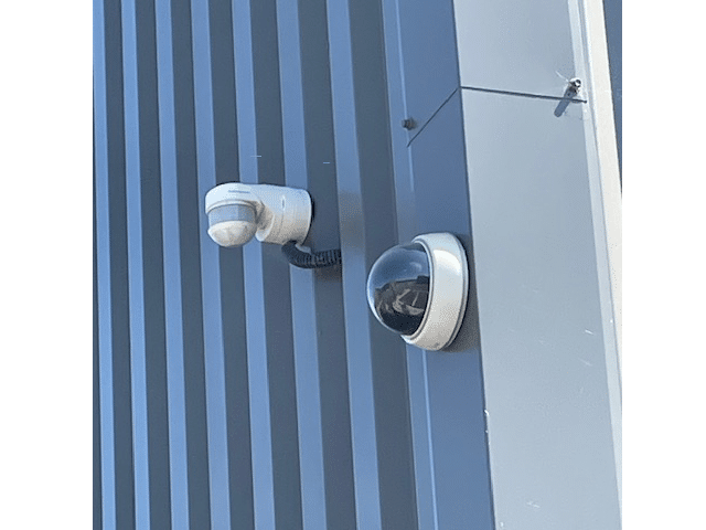 Photo d'un des capteurs de présence et d'une des caméras à l'extérieur pour sécuriser les box de stockage de Lockn'box La Rochelle.