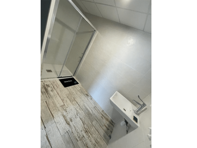 Photo de la douche pour les clients de Lockn'box à La Jarne proche de La Rochelle