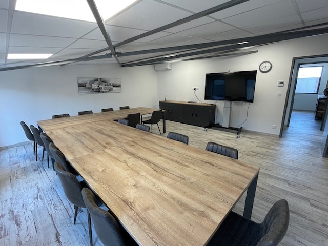 Photo d'une grande salle de réunion à louer à La Jarne à proximité de La Rochelle - 15 places