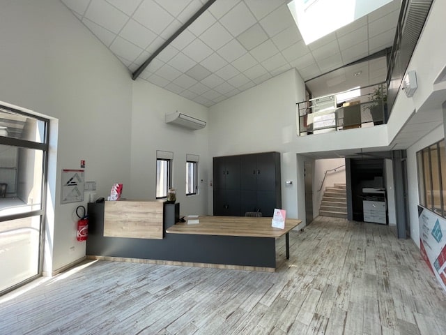 Photo du comptoir d'accueil dans le hall de Lockn'box La Jarne La Rochelle