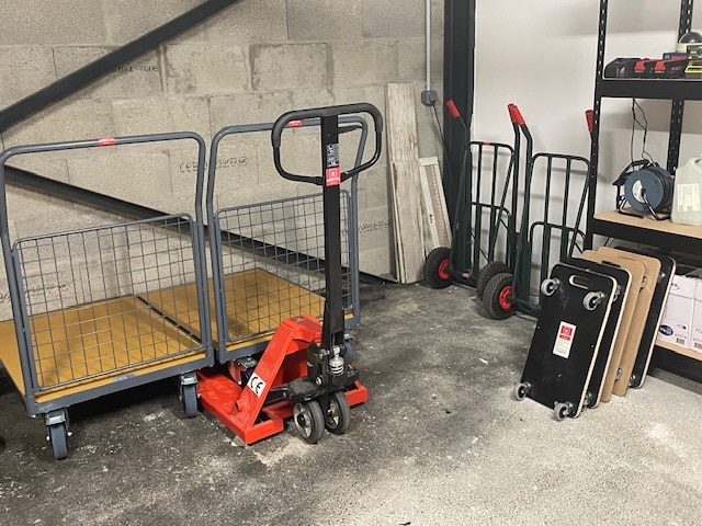 Photo des transpalette, chariots et diables mis à disposition par Lockn'box pour transporter facilement ses objets dans son box.