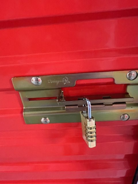 Photo du verrou avec cadenas à code d'un box de Lockn'box